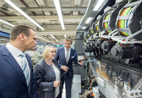 Tiedeministeri Theresia Bauer tutustui Heidelbergin digitaaliseen tekniikkaan.