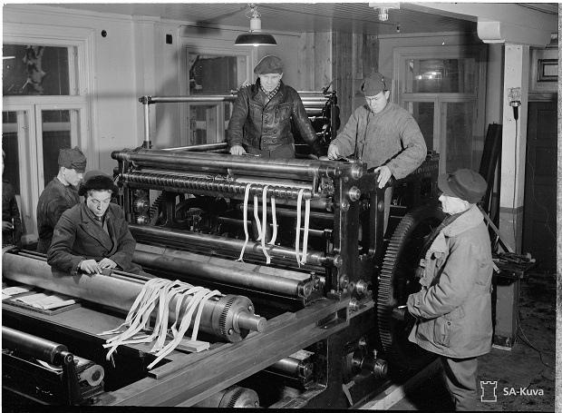 Sanomalehti Laatokan painokonetta asennetaan paikalleen Sortavalassa vuonna 1941. Kuva: SA-kuva-arkisto.