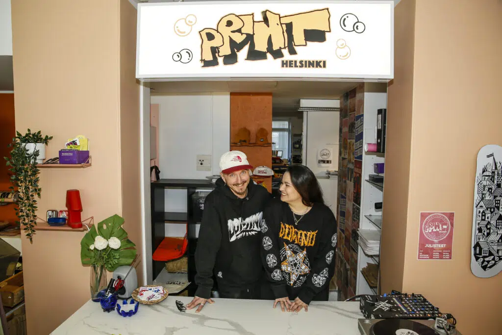 Print Helsingin perustajat hymyilemässä kuvassa