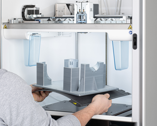 Ultimakerin 3D-tulostin ja näyte tulosteesta.