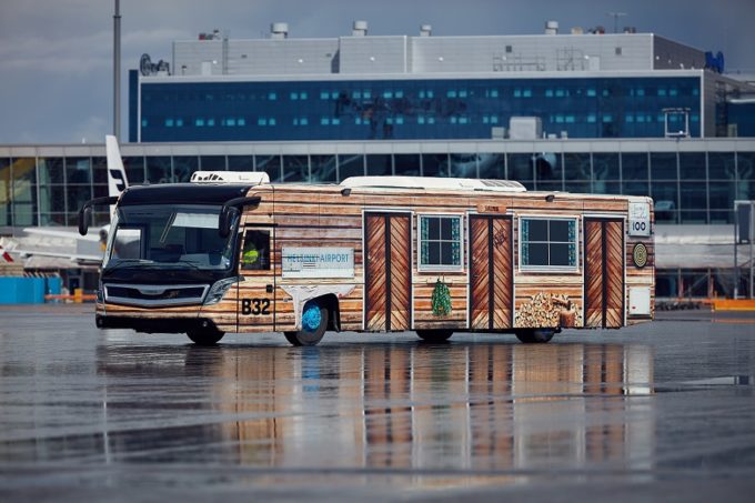 Suomi-teemaiset bussit kulkevat lentoasemalla