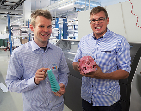 TKP:n Marcus Wikström (vas.) ja toimitusjohtaja Teppo Lehtinen esittelevät 3D-tulostettuja esineitä. Kuva: Canon. 