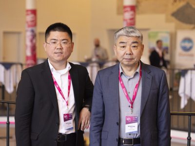Wen Feng Cui (oik.) on Grandprintin perustaja ja Kiinan painoteknologisen yhdistyksen varapuheenjohtaja. Zhicheng Cui on Grandprintin perustajan poika ja yhtiön varatoimitusjohtaja.