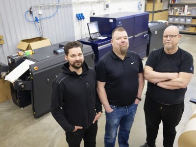 Pirkanmaan Laatuetiketin Jaakko Iso-Antila, Jarkko Kallio ja Pekka Tuurna ovat erittäin tyytyväisiä uuteen AccurioLabel 400 -etikettikoneeseen.