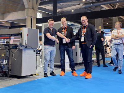 Helsinkiläinen painotalo Trinket teki Fespa-messuilla investoinnin sekä Gongzhengin tasotulostimeen että iEchon tasoleikkuriin. Kuvassa VBS:n Petri Viitala onnittelemassa Trinketin Petri Heikolaa ja Miikka Halmajärveä.
