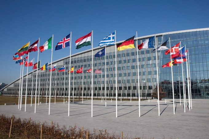 Nato-lippua kysytään nyt lipputehtailta