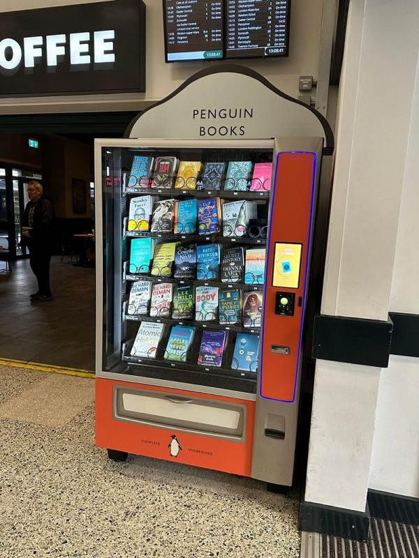 Penguin Booksin kirja-automaatti historiallisella paikalla